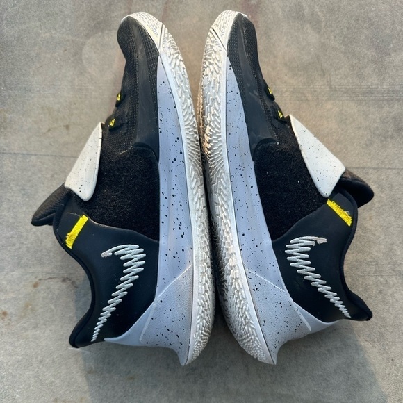 Nike Kyrie Low 3 Team Black Wolf Gray Size 10 - Picture 4 of 8